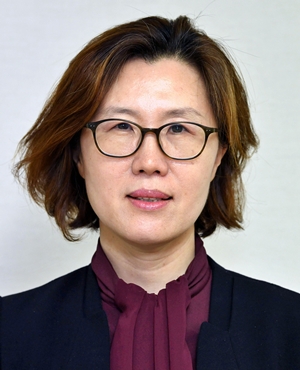 ▲한국신문방송편집인협회기금 석좌교수로 선정된 황정미 전 세계일보 편집인. (사진제공=한국신문방송편집인협회기금)
