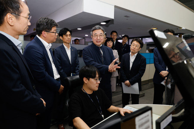 ▲윤호중 행정안전부 장관이 30일 지난해 배터리 화재가 발생한 국가정보자원관리원 대전본원을 방문해 전산실 복구 상황 및 디지털 안전관리 체계 등 종합 점검을 하고 있다. (사진제공=행안부)