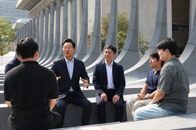 ▲오세훈 서울시장이 30일 서울 광화문광장 감사의정원에서 청년부상제대군인들을 만나 대화하고 있다. (뉴시스)