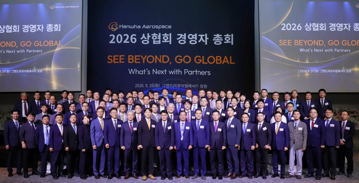 ▲지난 29일 경남 창원 그랜드 머큐어 앰배서더에서 열린 '2026 협력사 경영자 총회'에서 이부환(첫줄 가운데) 한화에어로스페이스 대표이사와 협력사 대표들이 기념사진을 찍고 있다. (사진제공=한화에어로스페이스)