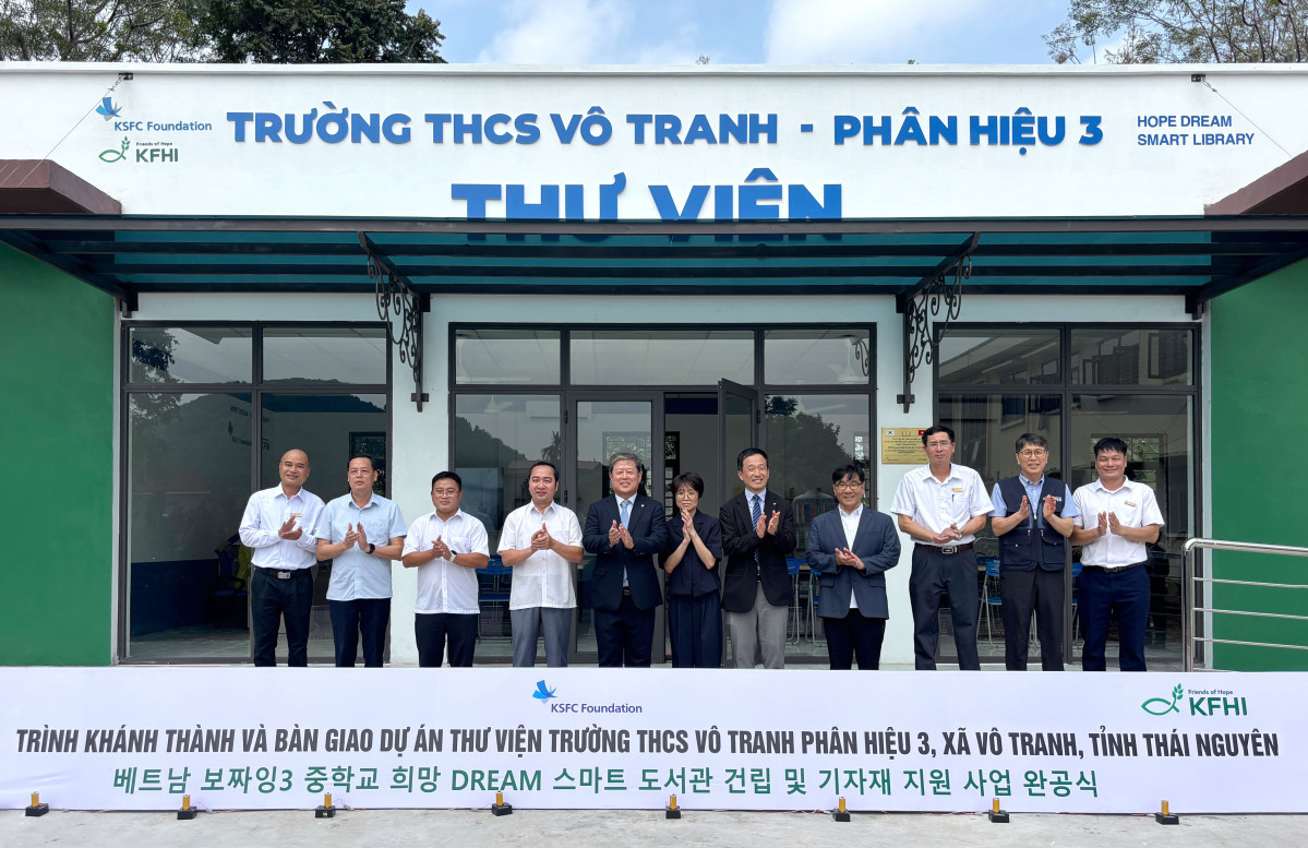 ▲한국증권금융 꿈나눔재단 김정각 이사장(왼쪽에서 5번째)이 베트남 보짜잉3중학교 “희망 Dream 스마트 도서관”완공식 행사에서 기아대책 및 현지 학교 관계자들과 기념촬영을 하고 있다. (사진=한국증권금)