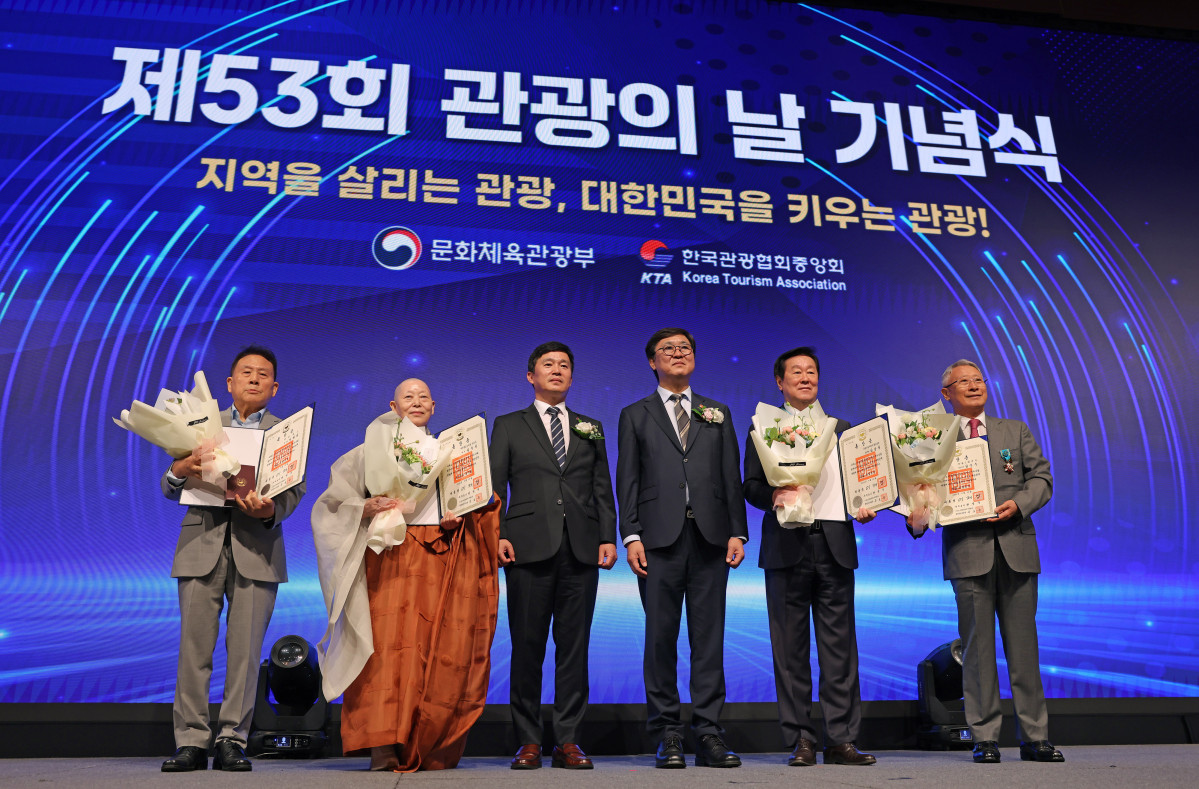 ▲최휘영 문화체육관광부 장관이 30일 서울 중구 롯데호텔에서 열린 제53회 관광의 날 기념식에서 훈장 수훈자와 기념촬영을 하고 있다.