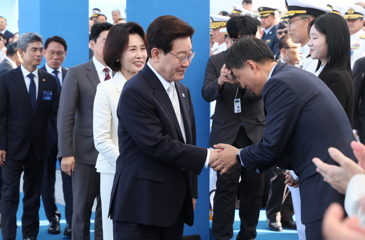 ▲이재명 대통령이 30일 울산에서 열린 대호김종서함 진수식에 입장하며 참석자들과 인사하고 있다. 2026.9.30 (연합뉴스)