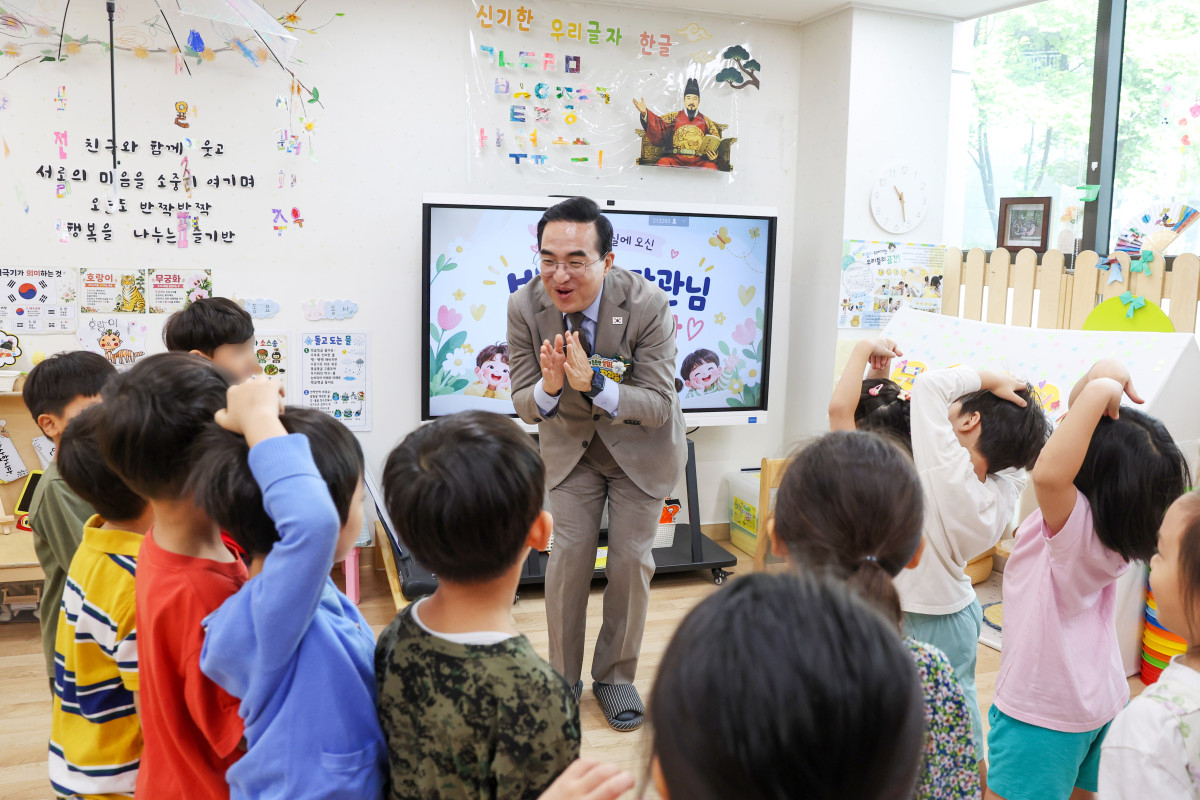 ▲박홍근 기획예산처 장관이 9월 30일 오전 서울 중구 만리어린이집을 방문해 어린이들과 학습활동에 참여하고 있다. (사진제공=기획예산처)
