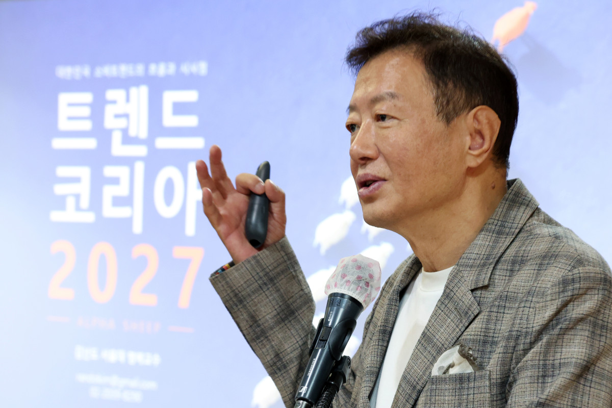 ▲김난도 서울대 교수가 25일 서울 중구 프레스센터에서 '트렌드 코리아 2027' 출간 기자간담회를 하고 있다. (뉴시스)