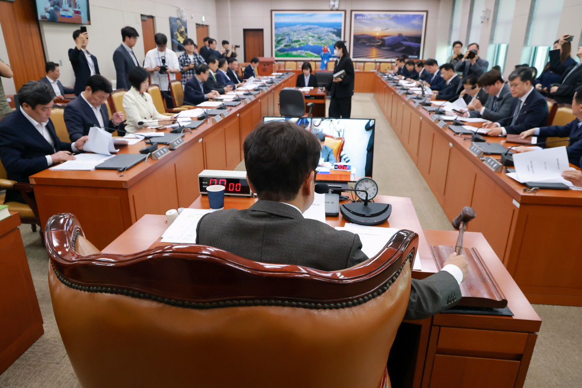 ▲30일 국회 국토교통위원회 전체회의에서 위원장인 국민의힘 유의동 의원이 국정감사 관련 안건을 의결하고 있다. 사진=연합뉴스