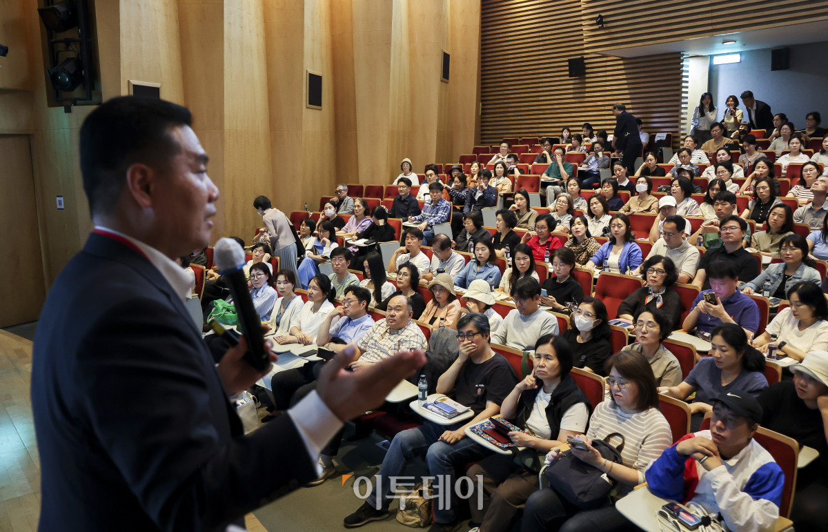 ▲이선엽 AFW파트너스 대표가 30일 서울 강남구 포스코타워 역삼에서 열린 와이즈포럼 "현명한 주식·부동산 투자와 세제 개편 대응방안"에서 '트럼프 정책과 AI 이후 글로벌 자산 시장과 산업 전망'을 주제로 강연하고 있다. 이투데이는 매달 주요 경제·금융 이슈를 주제로 투자자들의 시장 이해와 합리적인 재무 의사결정을 돕기 위한 '와이즈포럼'을 개최하고 있다. 고성준 기자 joonko1@