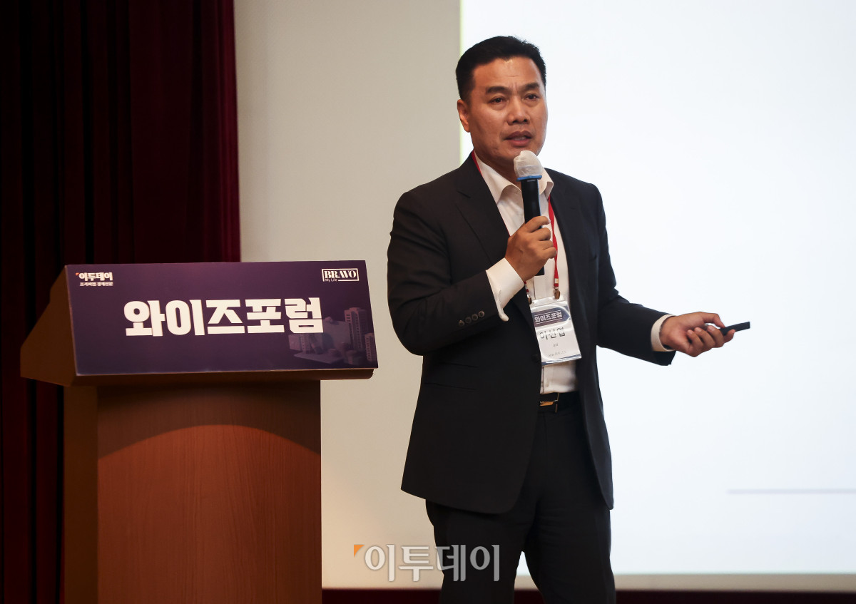 ▲이선엽 AFW파트너스 대표가 30일 서울 강남구 포스코타워 역삼에서 열린 와이즈포럼 "현명한 주식·부동산 투자와 세제 개편 대응방안"에서 '트럼프 정책과 AI 이후 글로벌 자산 시장과 산업 전망'을 주제로 강연하고 있다. 이투데이는 매달 주요 경제·금융 이슈를 주제로 투자자들의 시장 이해와 합리적인 재무 의사결정을 돕기 위한 '와이즈포럼'을 개최하고 있다. 고성준 기자 joonko1@