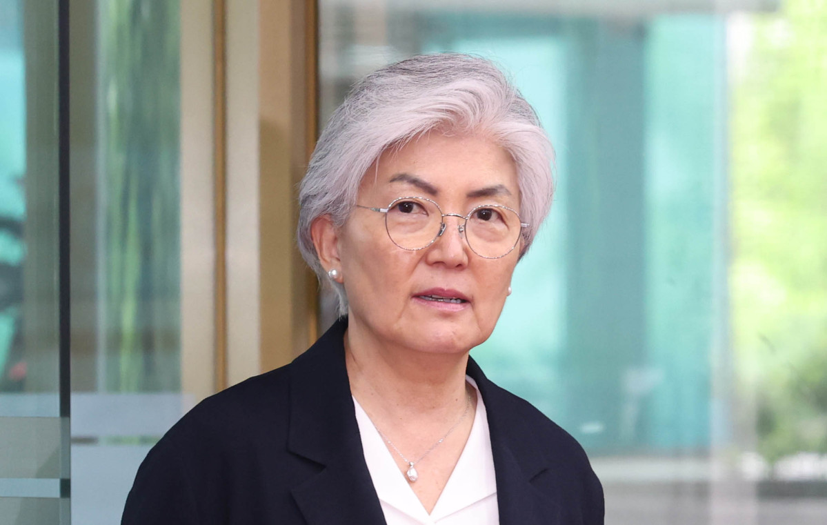 ▲[서울=뉴시스] 조수정 기자 = 강경화 주미한국대사가 15일 오후 조현 외교부 장관과 면담을 위해 서울 종로구 외교부 청사로 등청하고 있다. 강 대사는 외교장관 지시에 따라 한미 관계 전반에 대해 유관부처 업무협의 등을 위해 일시 귀국했다. 2026.07.15. chocrystal@newsis.com
