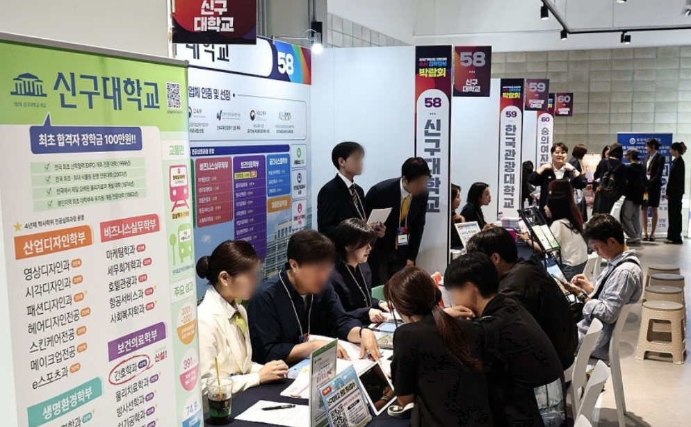 ▲서울 강남구 코엑스에서 열린 2027학년도 전문대학 수시 입학정보박람회에서 학생들이 부스를 둘러보고 있다. (연합뉴스)