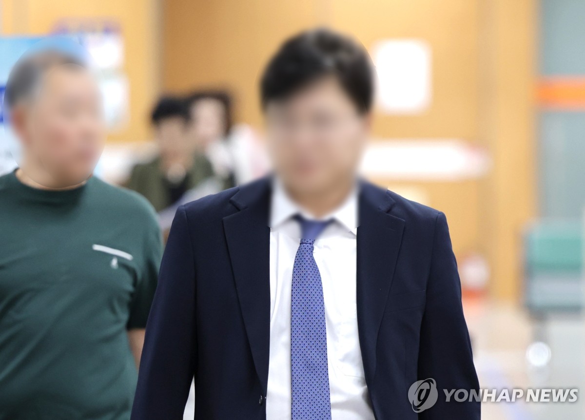 ▲법무부 장관 후보였던 더불어민주당 김승원 의원의 코로나19 임상시험 승인 로비 의혹에 연루된 제넨셀 창업자 강모 교수가 30일 서울 서초구 서울고등법원에서 열린 배임 혐의 2심 선고 공판에 출석하고 있다. (연합뉴스)