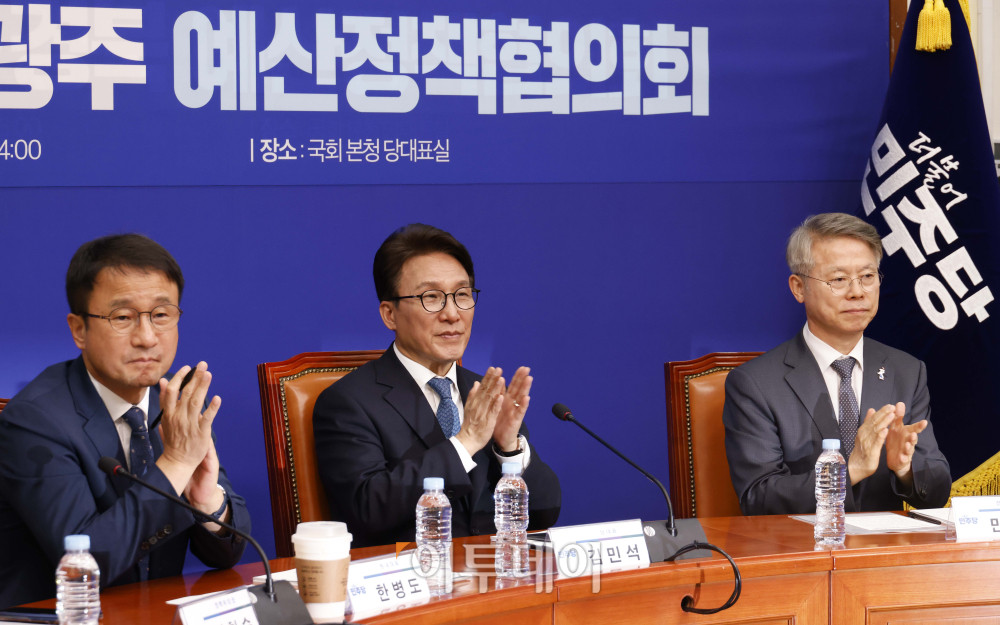 ▲김민석(가운데) 더불어민주당 대표, 한병도(왼쪽) 원내대표, 민형배 전남광주통합특별시장이 30일 서울 여의도 국회에서 열린 2026 전남광주 예산정책협의회에서 박수치고 있다. 고이란 기자 photoeran@
