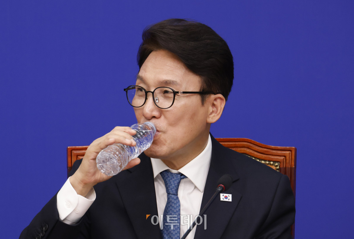 ▲김민석 더불어민주당 대표가 30일 서울 여의도 국회에서 열린 2026 전남광주 예산정책협의회에서 물을 마시고 있다. 고이란 기자 photoeran@
