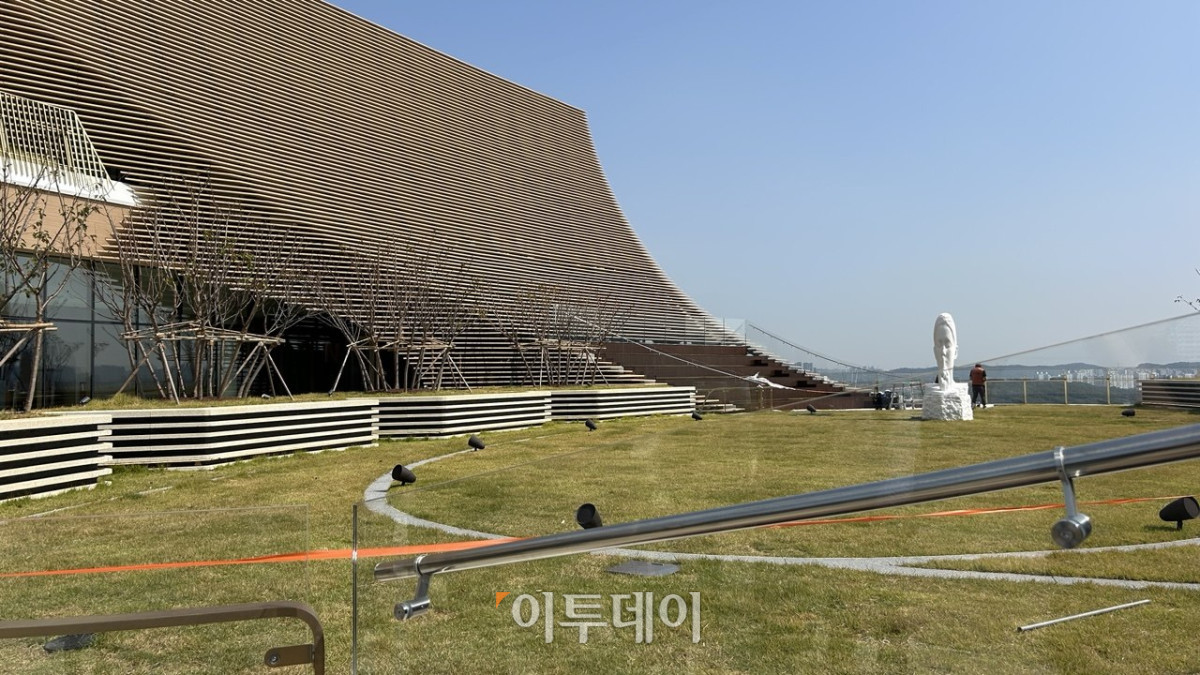 ▲하나금융그룹 청라 헤드쿼터(HQ) 옥상정원으로 외부인에게도 개방됐다. (사진=연희진 기자 toyo@)