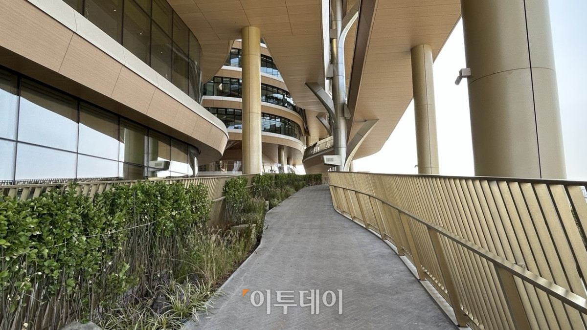 ▲하나금융그룹 청라 헤드쿼터(HQ) 건물 외벽으로 이어지는 보행로. (사진=연희진 기자 toyo@)