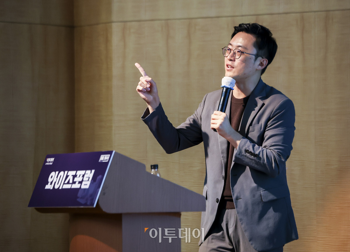 ▲이장원 세무법인 리치 대표가 30일 서울 강남구 포스코타워 역삼에서 열린 와이즈포럼 "현명한 주식·부동산 투자와 세제 개편 대응방안"에서 '슬기로운 부의 이전, 상속과 증여'를 주제로 강연하고 있다. 이투데이는 매달 주요 경제·금융 이슈를 주제로 투자자들의 시장 이해와 합리적인 재무 의사결정을 돕기 위한 '와이즈포럼'을 개최하고 있다. 고성준 기자 joonko1@