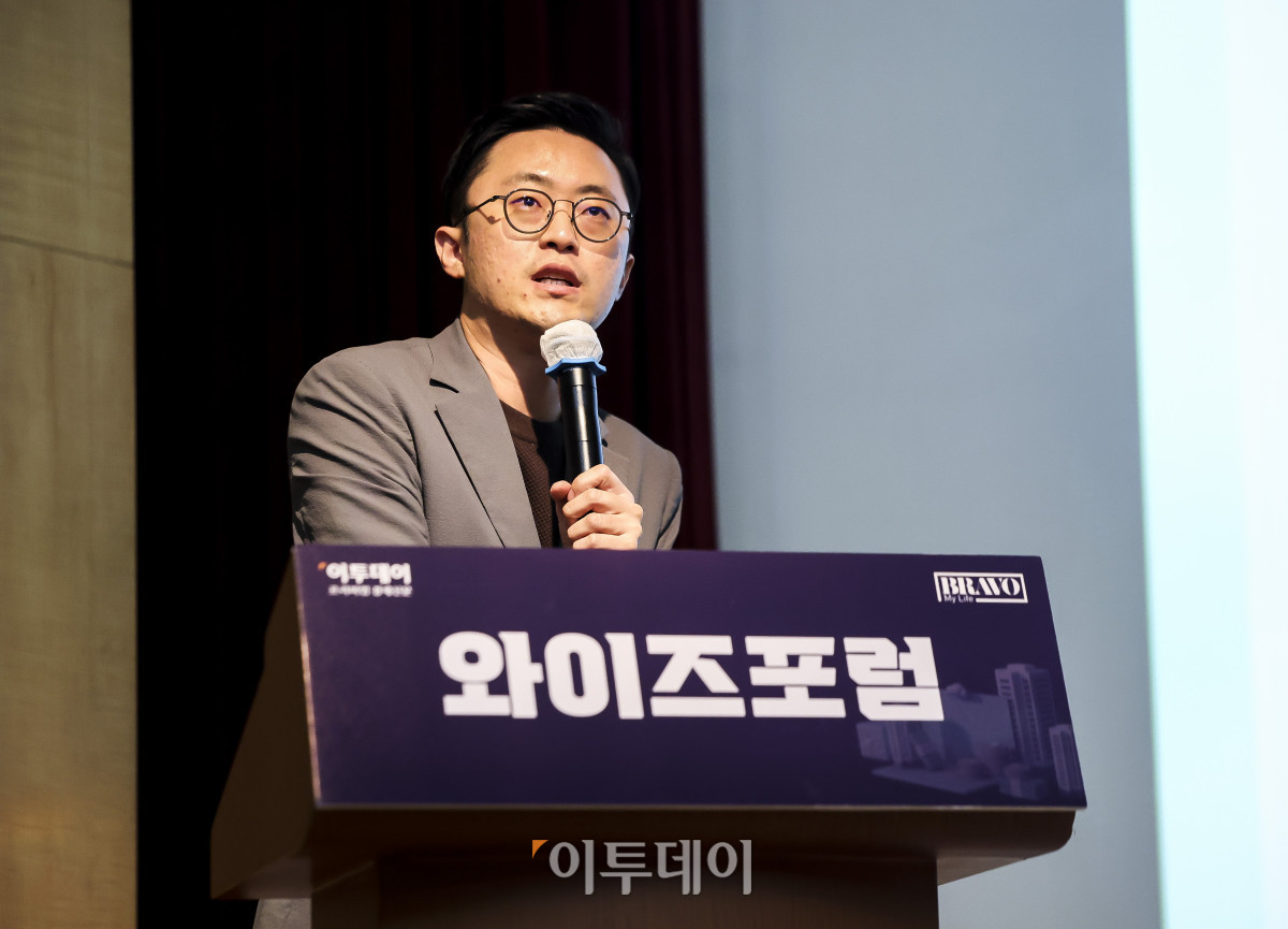 ▲이장원 세무법인 리치 대표가 30일 서울 강남구 포스코타워 역삼에서 열린 와이즈포럼 "현명한 주식·부동산 투자와 세제 개편 대응방안"에서 '슬기로운 부의 이전, 상속과 증여'를 주제로 강연하고 있다. 이투데이는 매달 주요 경제·금융 이슈를 주제로 투자자들의 시장 이해와 합리적인 재무 의사결정을 돕기 위한 '와이즈포럼'을 개최하고 있다. 고성준 기자 joonko1@