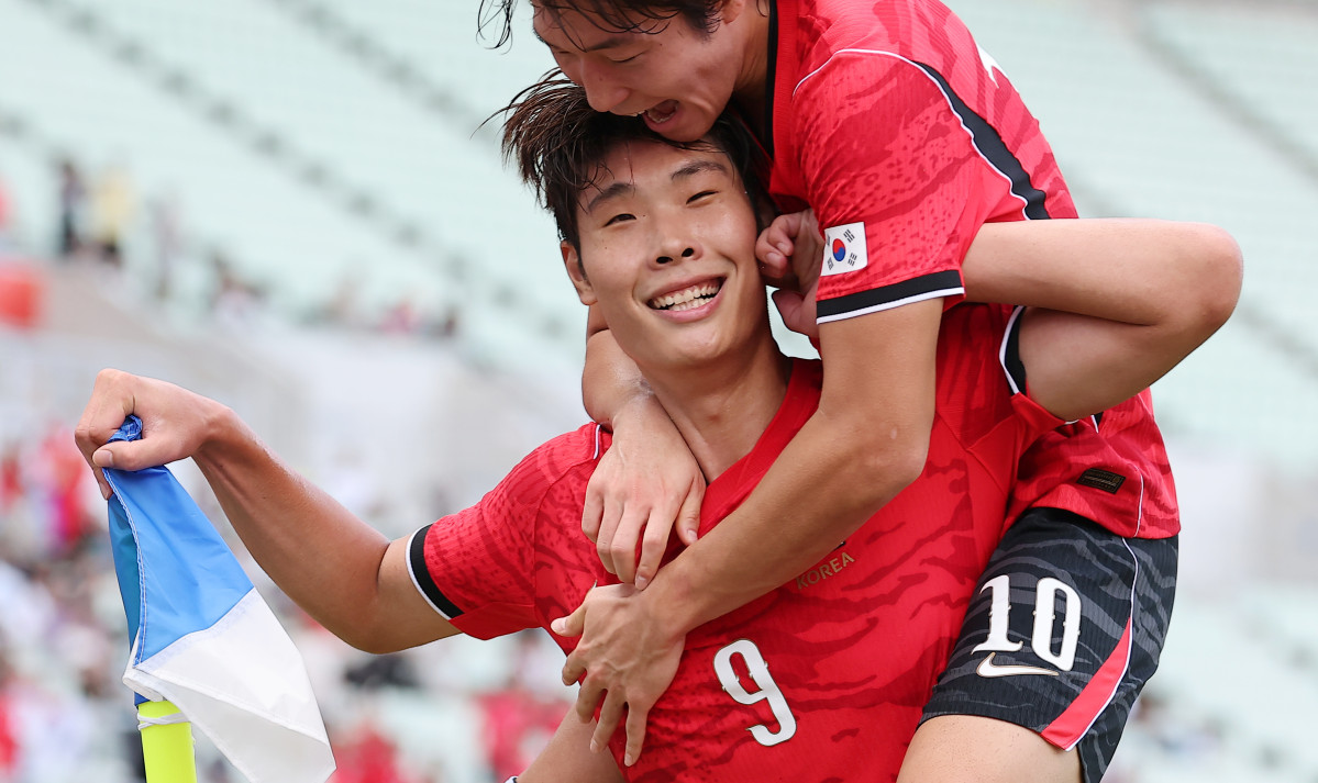 ▲30일 일본 오사카 나가이 스타디움에서 열린 2026 아이치ㆍ나고야 아시안게임 남자 축구 준결승 대한민국과 중국의 경기. 전반전 한국 이영준이 동점골을 넣고 동료선수들과 기뻐하고 있다. (연합뉴스)