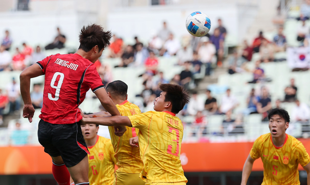 ▲30일 일본 오사카 나가이 스타디움에서 열린 2026 아이치ㆍ나고야 아시안게임 남자 축구 준결승 대한민국과 중국의 경기. 전반전 한국 이영준이 헤더로 동점골을 넣고 있다. (연합뉴스)
