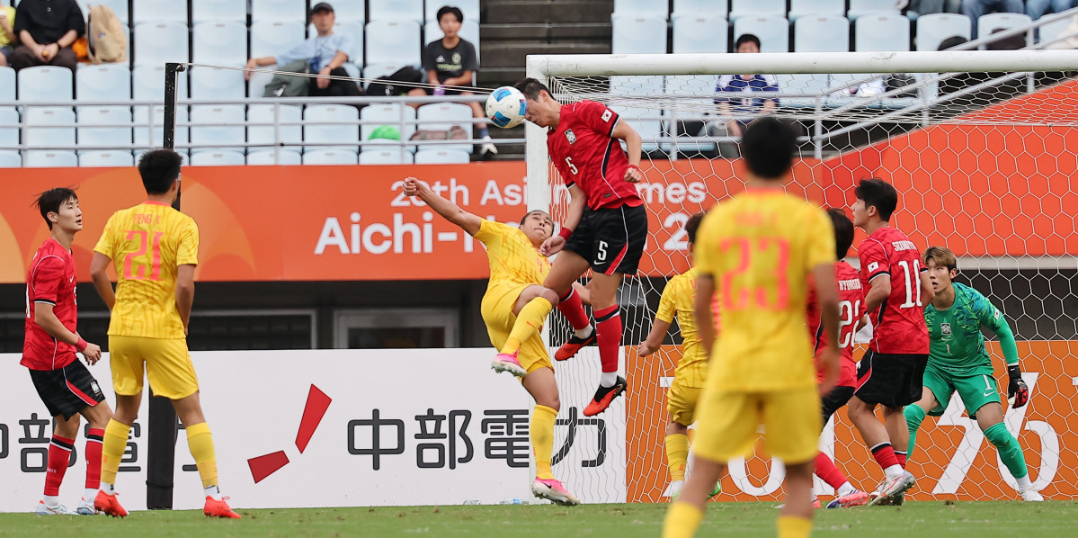 ▲30일 일본 오사카 나가이 스타디움에서 열린 2026 아이치ㆍ나고야 아시안게임 남자 축구 준결승 대한민국과 중국의 경기. 한국 김지수가 헤더로 공을 수비하고 있다. (연합뉴스)