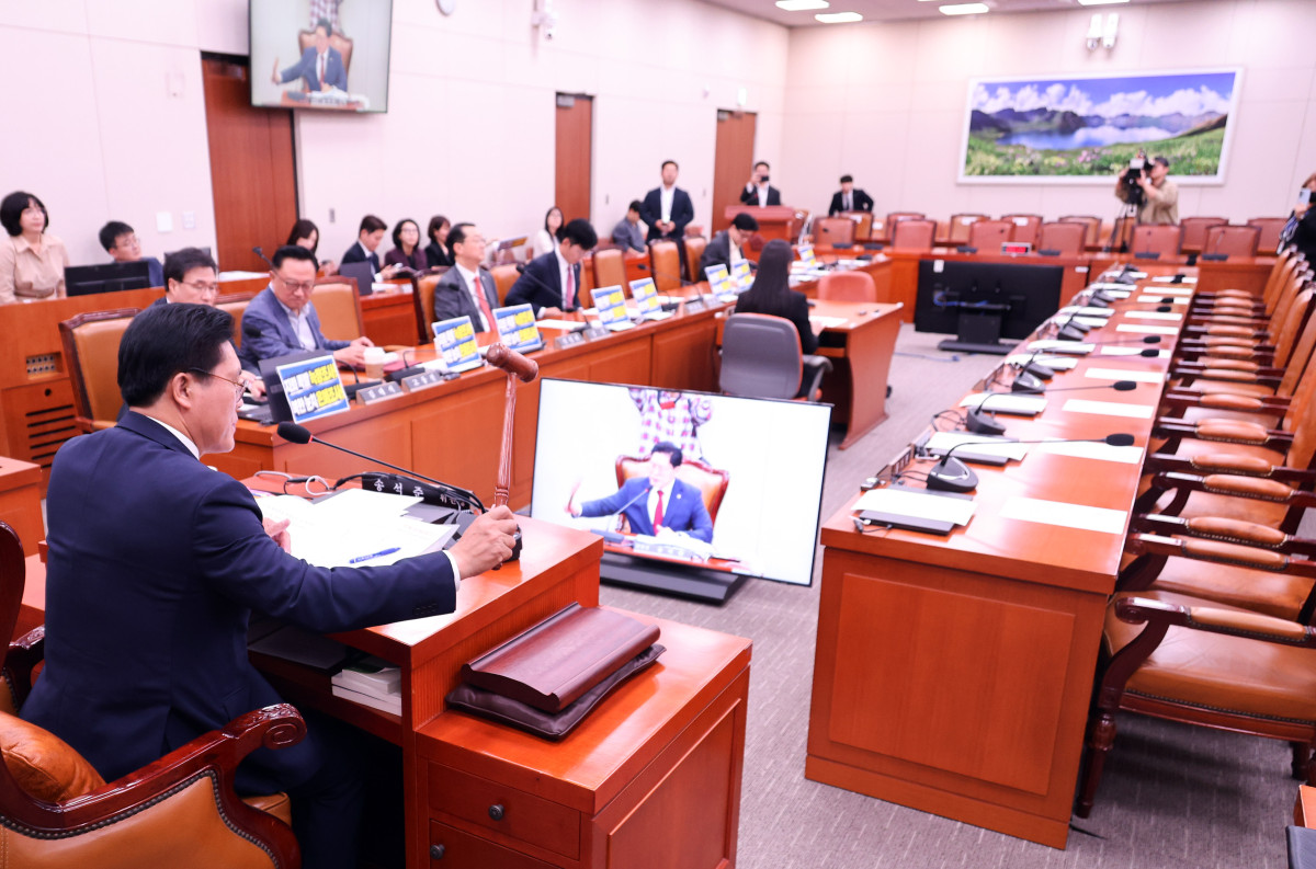 ▲[서울=뉴시스] 최진석 기자 = 송석준 국회 외교통일위원회 위원장이 30일 여의도 국회에서 열린 제439회 국회(정기회) 외교통일위원회 제2차 전체회의를 주재하고 있다. 이날 더불어민주당 의원들은 회의에 불참했다. 2026.09.30. myjs@newsis.com