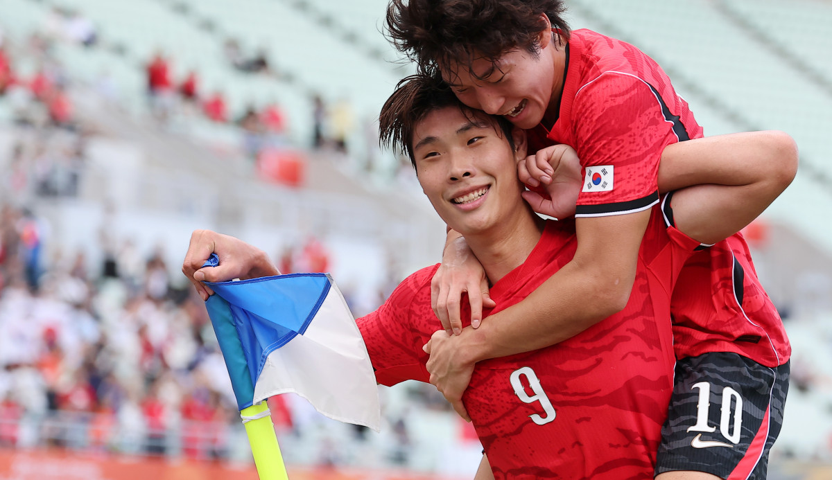 ▲30일 일본 오사카 나가이 스타디움에서 열린 2026 아이치ㆍ나고야 아시안게임 남자 축구 준결승 대한민국과 중국의 경기. 전반전 한국 이영준이 동점골을 넣고 동료선수들과 기뻐하고 있다. (연합뉴스)
