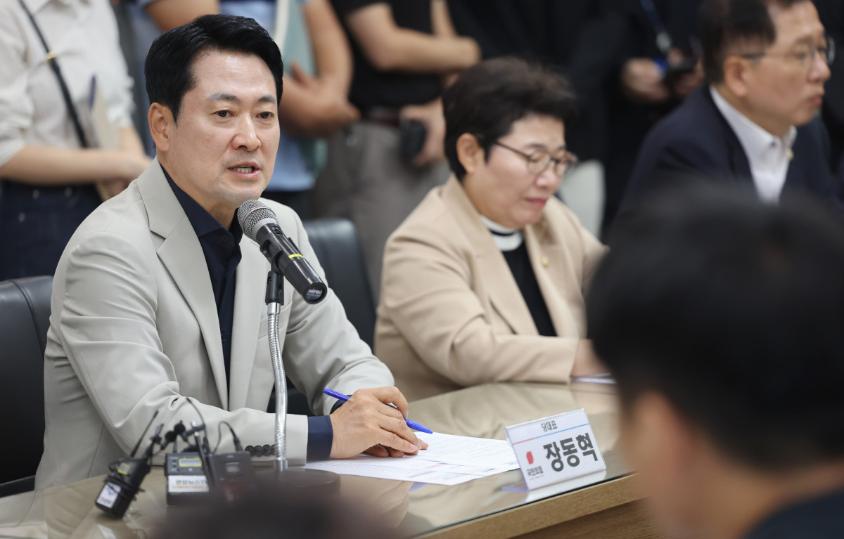 ▲국민의힘 장동혁 대표가 30일 충북 충주시 하나로마트 탄금점에서 지역 농민들과 농지 전수조사와 관련한 간담회를 하고 있다. (연합뉴스)