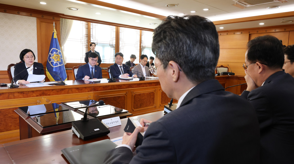 ▲한성숙 국무총리가 30일 서울 종로구 정부서울청사에서 열린 제3차 범부처 주택 신속공급 점검회의에서 발언하고 있다. 사진 오른쪽부터 이형일 경제부총리 겸 재정경제부 장관과 홍지선 국토교통부 장관. (연합뉴스)