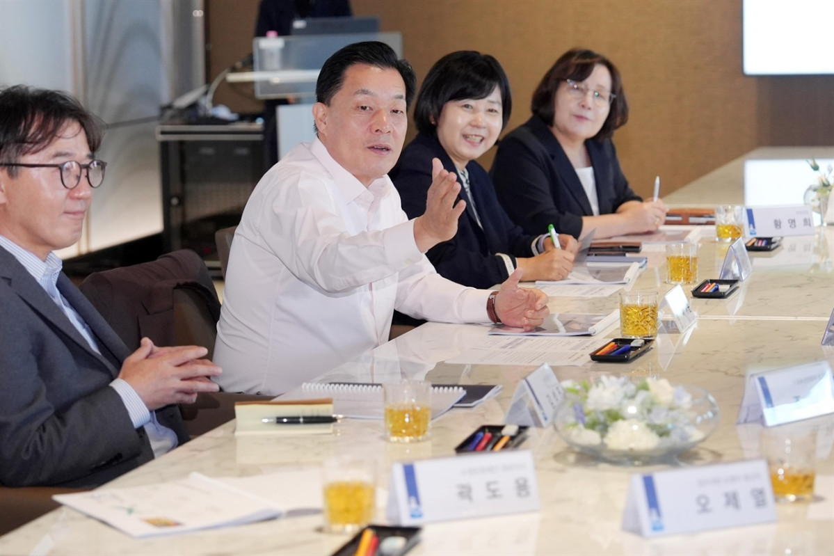 ▲이재준 수원특례시장이 16일 수원컨벤션센터에서 열린 ‘글로벌축제·K-컬처로드 세미나’에서 수원화성 3대 축제 발전 방향을 설명하고 있다. 수원시는 정조대왕 능행차 공동재현을 중심으로 지역 대표 축제를 연결하는 K-컬처로드를 추진하고 있다. (수원특례시)