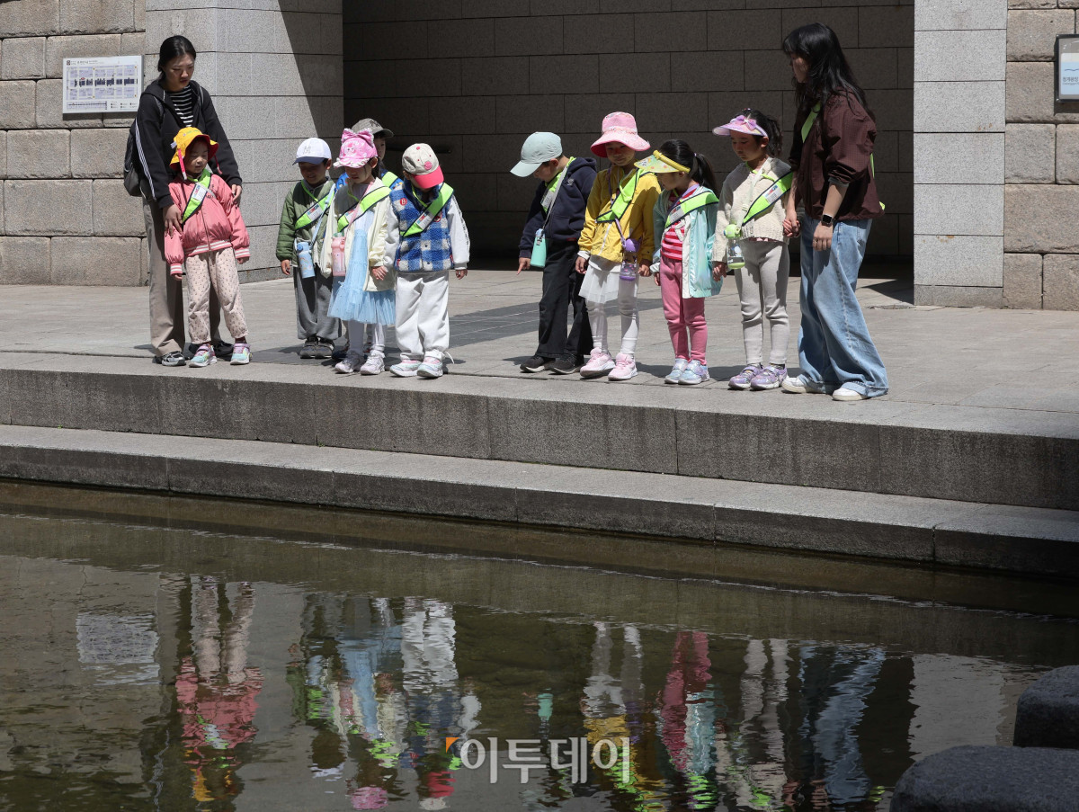 ▲서울 종로구 청계천에서 시민들이 산책하고 있다. (이투데이DB)