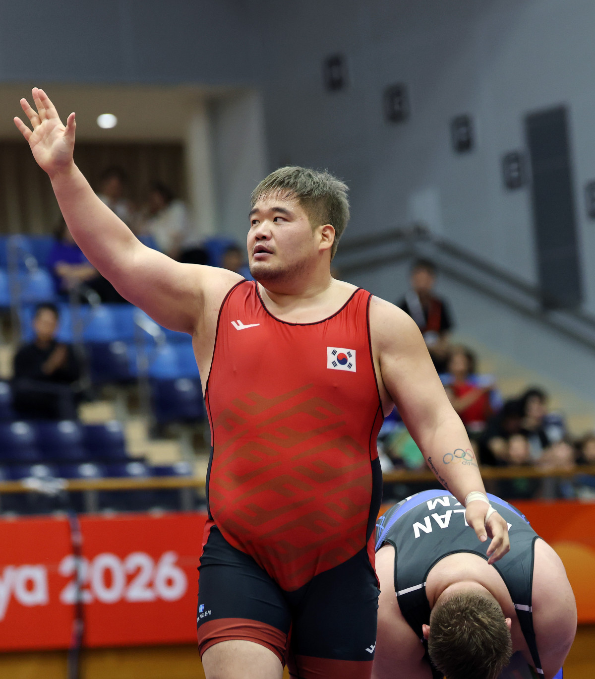 ▲30일 일본 나고야 이나에 스포츠센터에서 열린 2026 아이치·나고야 아시안게임 레슬링 남자 그로코로만형 130kg급 동메달 결정전에서 한국 김민석이 투르크메니스탄의 아슬란 아가다다예프를 상대로 승리한 뒤 손인사를 하고 있다.    이날 김민석은 아슬란 아가다다예프를 7-2로 꺾고 아시안게임 3회 연속 메달 획득이라는 값진 성과를 거뒀다. 2026.9.30 (사진=연합뉴스)