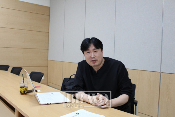 ▲이병석 국민연금공단 송파지사 노후준비서비스팀 강사가 지난달 31일 송파지사에서 브라보마이라이프와 인터뷰를 하고 있다.(박지수 기자 jsp@)