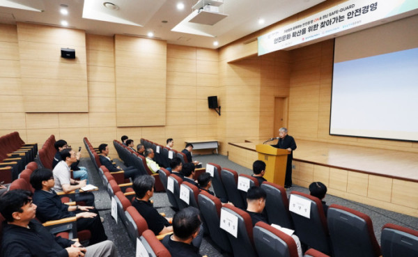 ▲하동근 한국지역난방공사 사장이 열수송광 공사 담당 현장 근로자를 대상으로 안전문화 정착을 위한 메시지를 전달하고 있다.(사진출처=한국지역난방공사)