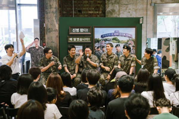 ▲'신병4' 주연 배우들이 팬들과 이야기를 나누고 있다.(사진출처=KT스튜디오지니)