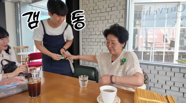 ▲커피를 서비스한 카페 직원에게 팁을 건네는 선우용여.(선우용여 유튜브 화면 캡처)