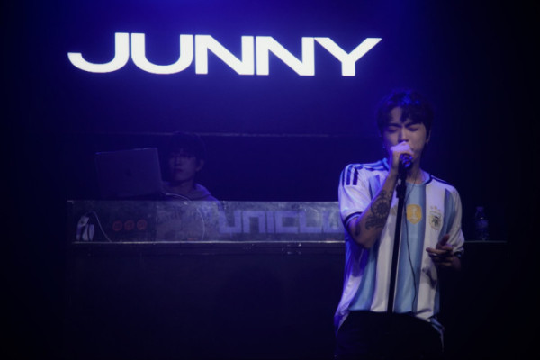 ▲싱어송라이터 주니(JUNNY)(사진출처=모브컴퍼니)