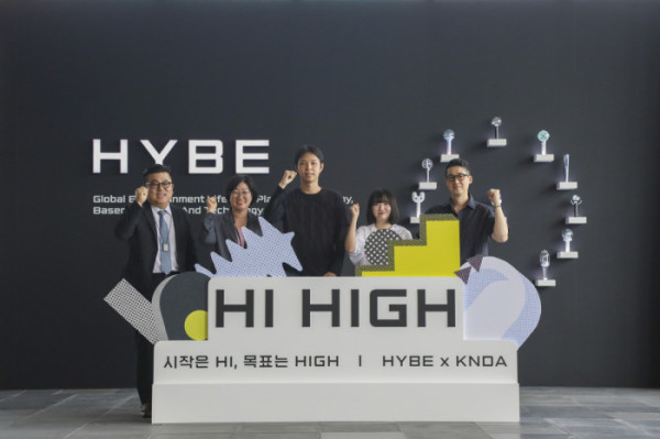 ▲하이브 관계자, 임영미 고용노동부 고용정책실장, 교육생 대표 2인 등이 지난 2일 하이브 용산사옥에서 열린 ‘HI, HIGH’ 입과식에서 사진 촬영을 하고 있다.(사진출처=하이브)