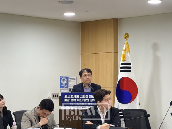 ▲3일 '초고령사회 고령층 인플루엔자 예방 정책 혁신 방안 정책토론회'에서 송준영 고려대학교 구로병원 감염내과 교수가 발표를 하고 있다.