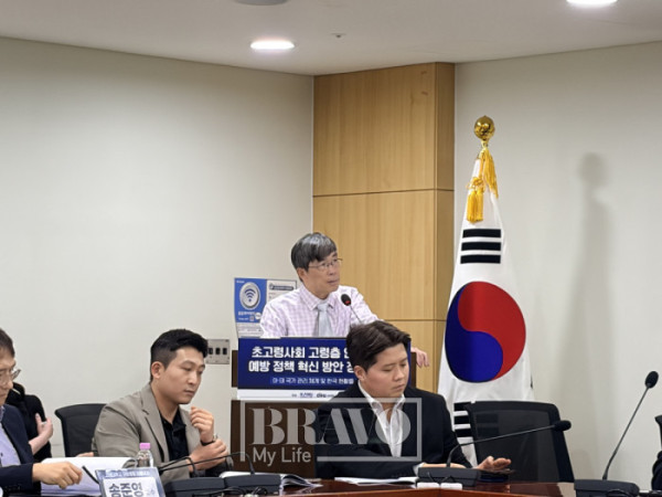 ▲3일 '초고령사회 고령층 인플루엔자 예방 정책 혁신 방안 정책토론회'에서 황위청 대만 린커우 창겅기념병원 소아감염내과 교수가 발표를 하고 있다.