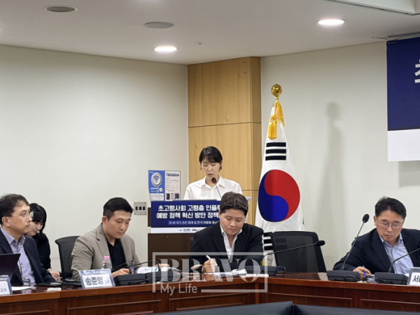 ▲3일 '초고령사회 고령층 인플루엔자 예방 정책 혁신 방안 정책토론회'에서 서정윤 한국의학바이오기자협회 총무이사가 설문조사 결과 발표를 하고 있다.