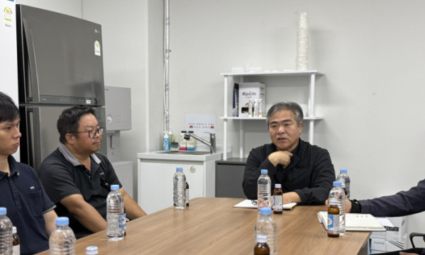 ▲이세걸 한국지역난방공사 상임감사위원이 자회사 직원들과 청렴을 주제로 소통하고 있다.(사진출처=한국지역난방공사)