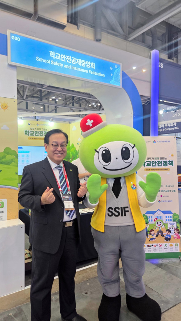 ▲정훈 학교안전공제중앙회 이사장이 '2026 대한민국 안전산업박람회'에 있는 공제중앙회 부스를 관람하고 있다. (사진출처=학교안전공제중앙회)
