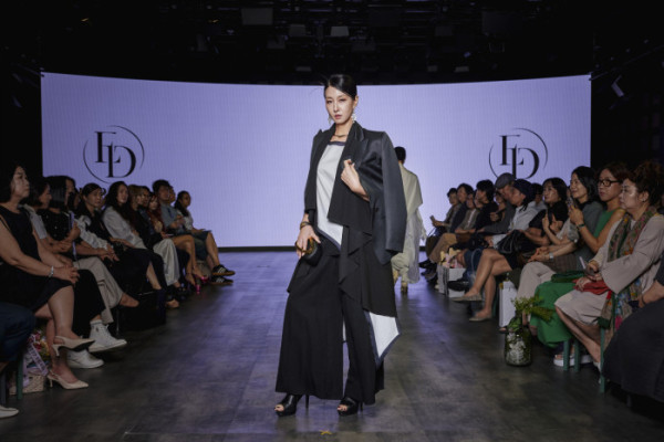 ▲8일 서울 강남구 코엑스에서 열린 ‘비바브라보 서울 프라임 패션위크 2026’에서 엘다라인 의상을 입은 한·중 시니어 모델들이 런웨이를 걷고 있다.(EMA, 루스스튜디오 제공)