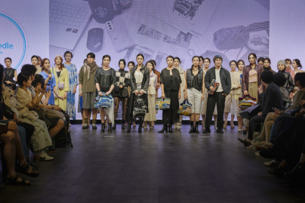 ▲블루니들의 의상을 착용한 한·중 시니어 모델들이 패션쇼를 마친 뒤 관객들에게 무대 인사를 하고 있다.(EMA, 루스스튜디오 제공)