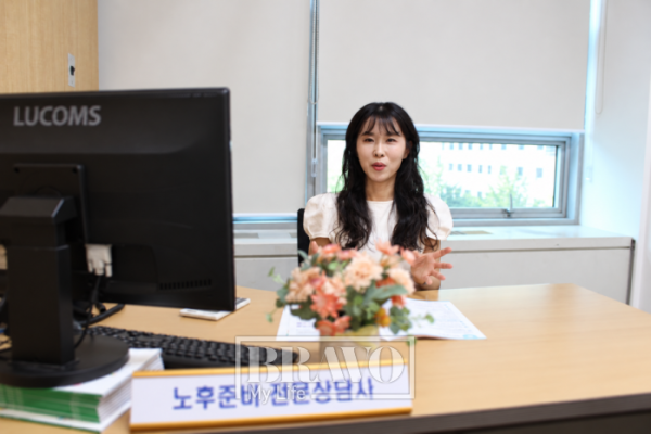 ▲홍지희 국민연금공단 고양일산지사 노후준비서비스팀 상담사가 지난 9일 고양일산지에서 브라보마이라이프와 인터뷰를 하고 있다.(박지수 기자 jsp@)