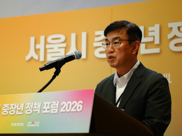 ▲계봉오 국민대 사회학과 교수가 15일 서울 중구 한국프레스센터에서 열린 '서울시 중장년 정책포럼 2026'에서 '서울시 중장년 삶의 질 지표: 정책의 실증 좌표'를 주제로 발표하고 있다.(이준호 기자)
