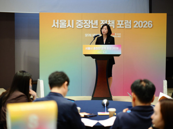 ▲송민혜 서울시50플러스재단 책임이 '서울시 중장년 정책포럼 2026'에서 중장년 구직 실태 조사 결과를 바탕으로 직무·훈련 분류 방안을 발표하고 있다.(이준호 기자)