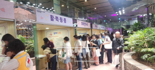 ▲17일 서울 종각역에 위치한 태양의 정원에 마련된 ‘기억동행 박람회’ 행사 현장. 서지희 기자 jhsseo@