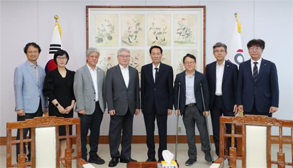▲우상호 강원특별자치도지사가 21일 강원특별자치도청에서 김용익 돌봄재정 획기적 확대 공동행동 상임공동대표 등 관계자들과 농산어촌·인구감소지역의 통합돌봄 체계 구축 방안을 논의한 뒤 기념촬영을 하고 있다.(돌봄재정 획기적 확대 공동행동 제공)