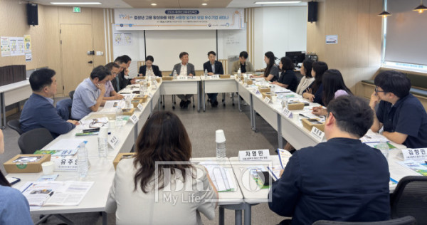 ▲노사발전재단 서울중장년내일센터에서 열린 '서울형 일자리 모델 우수기업 세미나'에서 신철호 상상우리 대표가 이야기를 하고 있다.